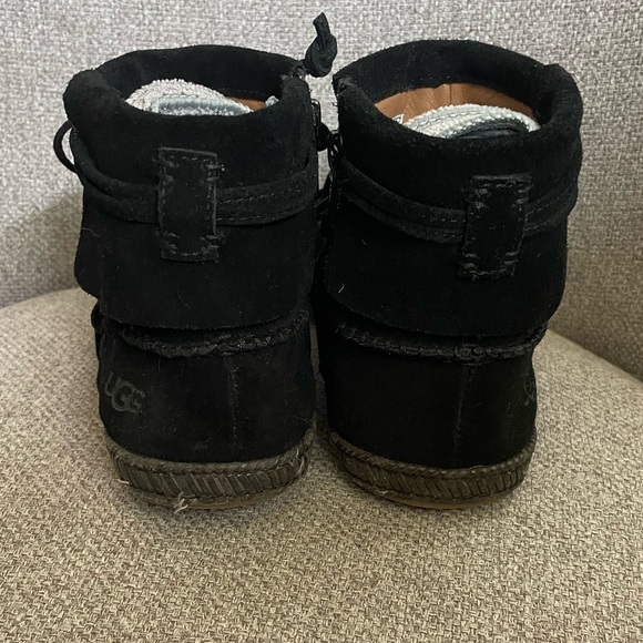 UGG- Reid suede ankle booties. Size 6 in black - Picture 5 of 5
